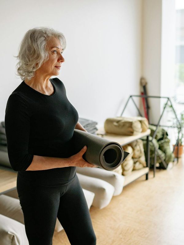 Minimalist training space with a yoga mat on the floor.